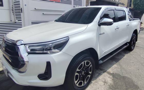 TOYOTA HILUX 2.8 D-4D TURBO DIESEL CD SRX 4X4 AUTOMÁTICO TOYOTA HILUX 2.8 D-4D TURBO DIESEL CD SRX 4X4 AUTOMÁTICO